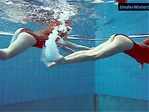 2 hot teens underwater