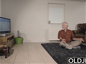 teenager Interrupts grandpa from Yoga And deep throats his lollipop