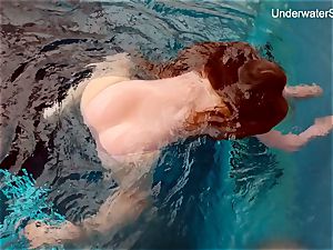 redhead Simonna showing her bod underwater
